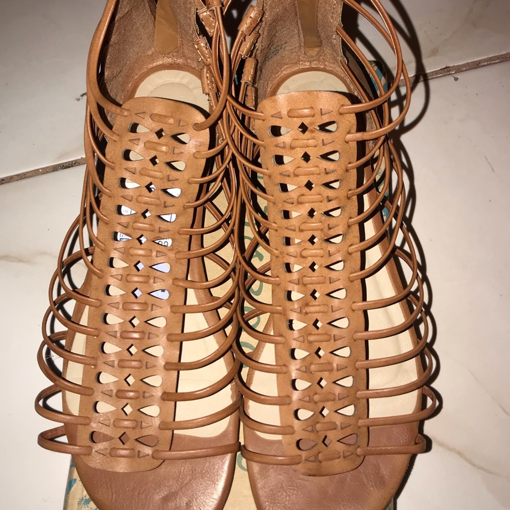 Light brown/tan strapped sandals